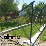 03-structura-panouri-fotovoltaice-la-sol-pe-bordura-radier-beton structura fotovoltaica la sol pe beton