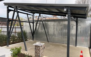 Terasa metalica pentru curte vedere din lateral