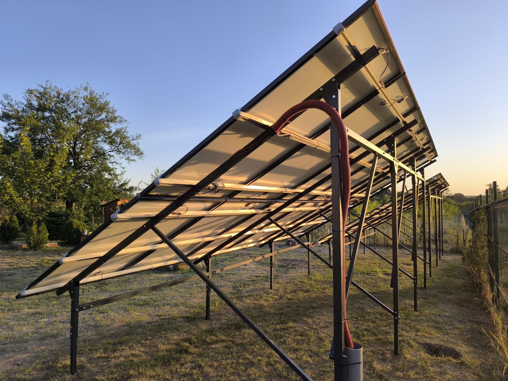 structură metalică LaSol pe piloni vibro‑presați pentru panouri fotovoltaice – Aditio